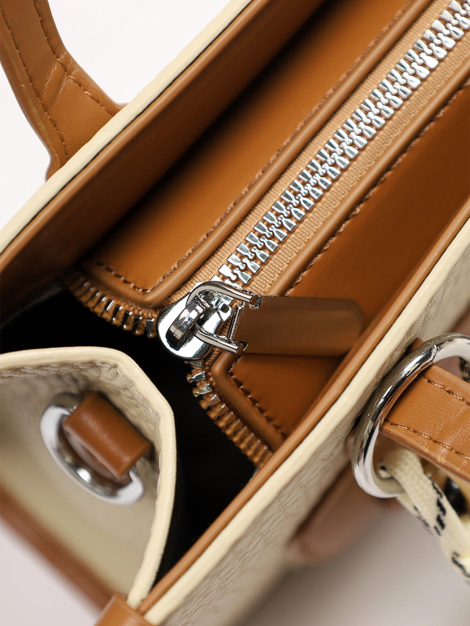 Сумка-тоут с декоративным брелком в ассортименте